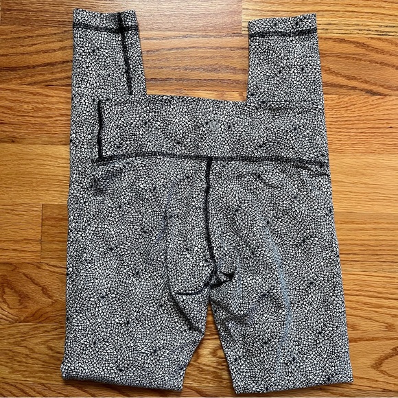 Lululemon black and white floral print leggings size 4 - Picture 5 of 6
